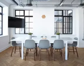 Meble biurowe przyjazne środowisku – co warto wiedzieć?